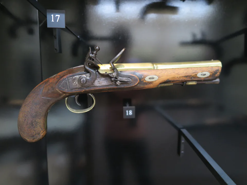 aprópuska: Az Auckland Museum leírása kifejezetten kovás, nyeregtokban hordott lópuskaként (flintlock holster horse pistol) azonosítja; így pontosan a nyereg mellett viselt rövid történeti lőfegyvert mutatja.