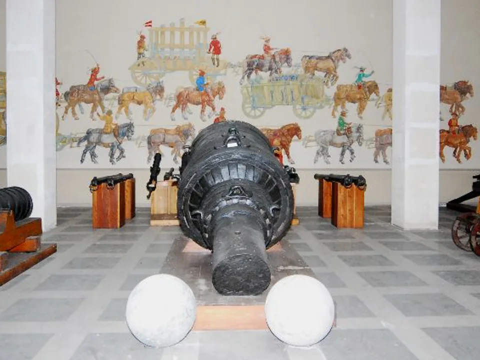 bombaágyú: A bécsi Heeresgeschichtliches Museum hiteles középkori bombárdáját, a Pumhart von Steyrt mutatja; a Commons leírása és kategóriája is bombárdaként azonosítja.