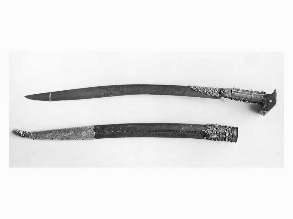 jatagán: A Walters Art Museum eredeti tárgyfotója címében és Commons-kategóriájában is jatagánként azonosítja a pengét, a hozzá tartozó hüvellyel együtt.