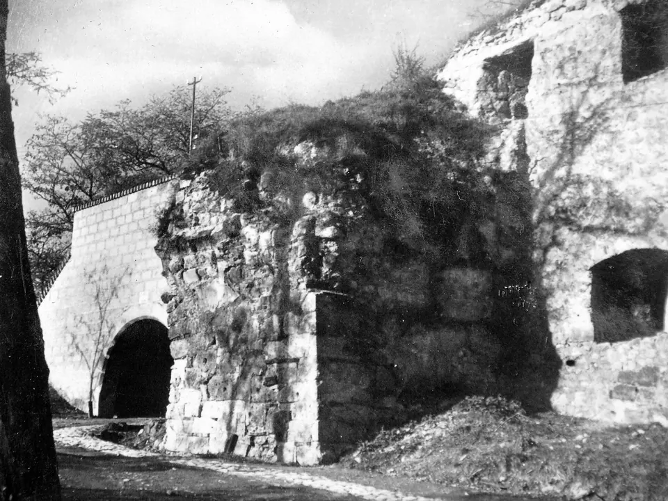 kapubástya: Az 1932-es történeti fénykép az egri vár Varkoch-kapuját mutatja; a Commons a fájlt egyszerre sorolja a Varkoch Gate és a Castle of Eger kategóriába, vagyis konkrét magyar kapubástyát ábrázol.