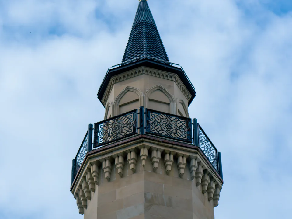 Erkélyes minarettorony emelkedik egy mecset fölé.
