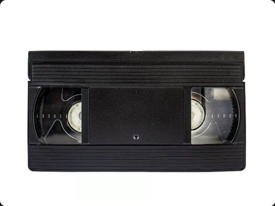 Fekete VHS-videokazetta fehér háttér előtt.