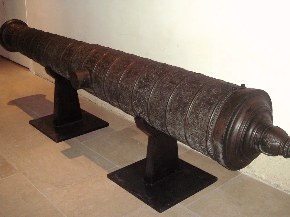 zarbuzán: A párizsi Musée de l’Armée hiteles, 1581-ben öntött oszmán ágyúja; a Commons leírása, címe és 16th-century cannons kategóriája pontosan teljesíti a megadott 16. századi oszmán ágyú-ábrázolást.